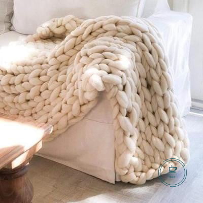 Coarse knitted blanket