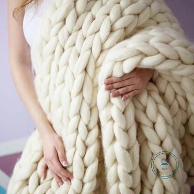 Coarse knitted blanket